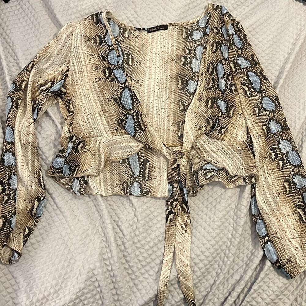 Snake skin print black light blue cream